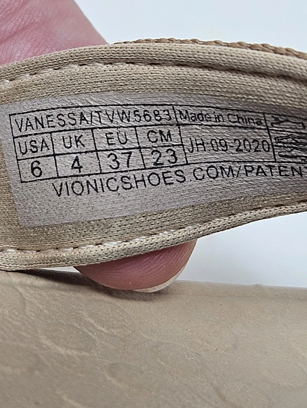 Vionic Womens Shoes Sz 6 Sandals Stud Beige Tan Thong SA